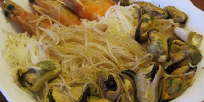 Рецепт Рисовой лапши с креветками и мидиями