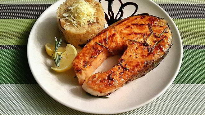 Рецепт стейков из семги и ризотто с лесными грибами и пармезаном