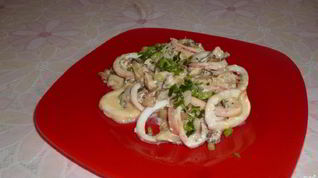 Рецепт Кальмаров, тушенных с грибами, луком и сыром