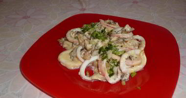 Рецепт Кальмаров, тушенных с грибами, луком и сыром