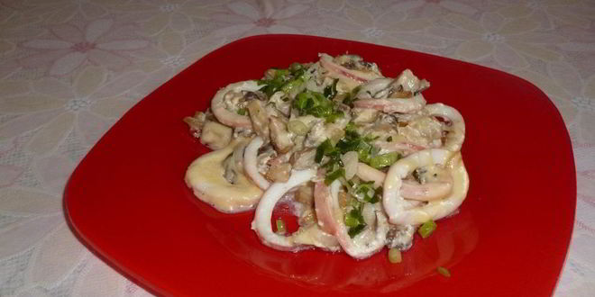 Рецепт Кальмаров, тушенных с грибами, луком и сыром