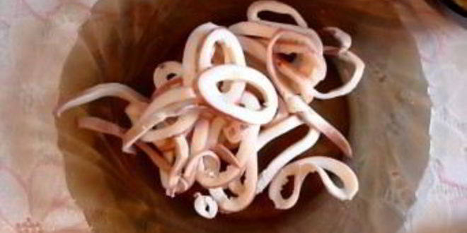 Рецепт кальмаров, тушенных с грибами, луком и сыром