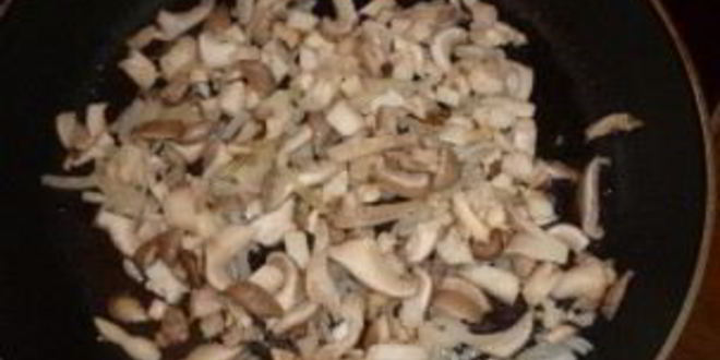 Рецепт кальмаров, тушенных с грибами, луком и сыром