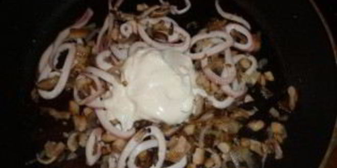 Рецепт кальмаров, тушенных с грибами, луком и сыром