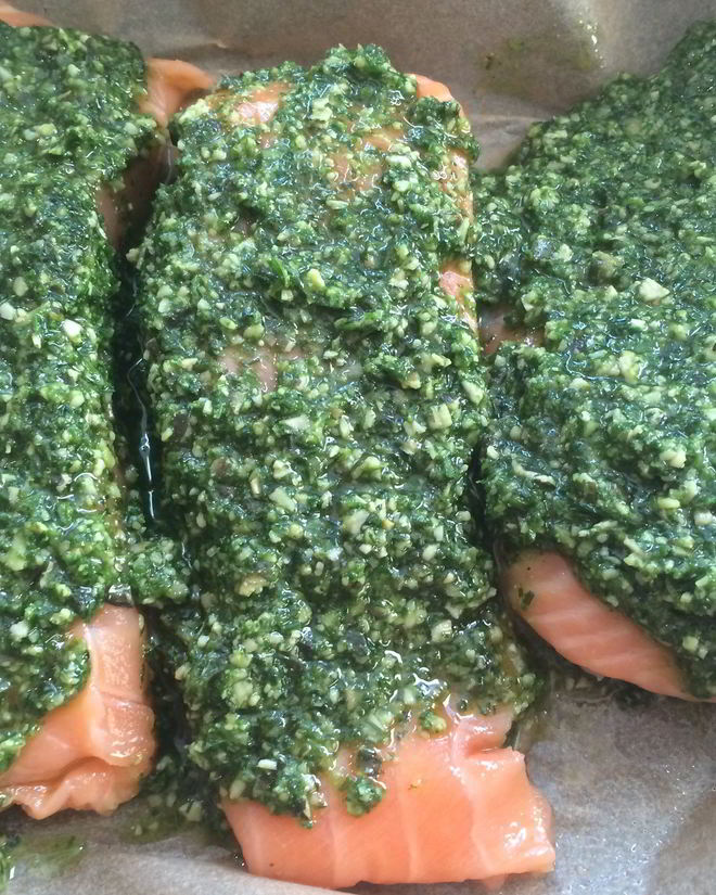 Рецепт лосося, запеченного пода укропным песто