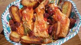 Рецепт Морского окуня, томленного в томатном соусе с розмарином и оливками