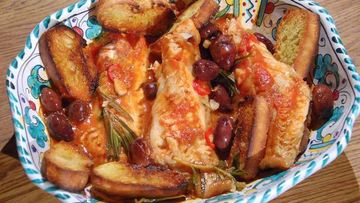 Рецепт Морского окуня, томленного в томатном соусе с розмарином и оливками