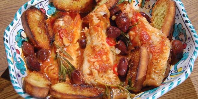Рецепт Морского окуня, томленного в томатном соусе с розмарином и оливками