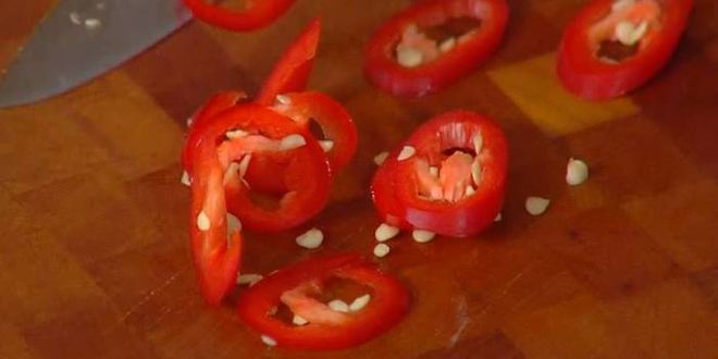 Рецепт морского окуня, томленного в томатном соусе с розмарином и оливками