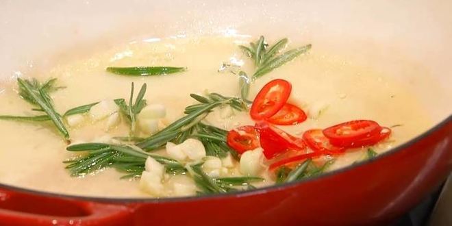 Рецепт морского окуня, томленного в томатном соусе с розмарином и оливками