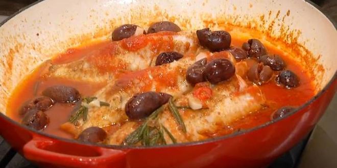 Рецепт морского окуня, томленного в томатном соусе с розмарином и оливками