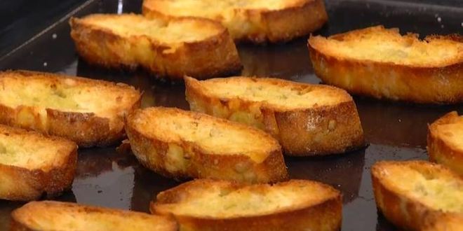 Рецепт морского окуня, томленного в томатном соусе с розмарином и оливками