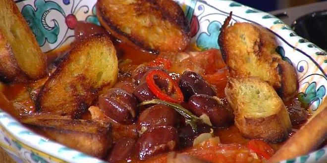 Рецепт морского окуня, томленного в томатном соусе с розмарином и оливками