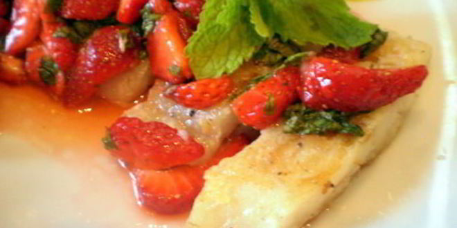 Рецепт трески с клубничной сальсой