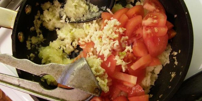 Рецепт трески с луком и помидорами в духовке с вином