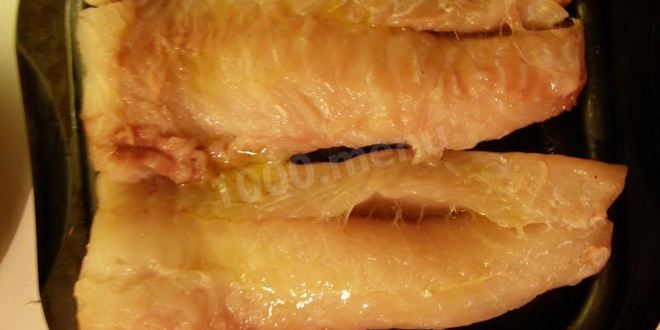 Рецепт трески с луком и помидорами в духовке с вином