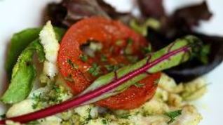 Рецепт Жареной трески с соусом песто и помидорами