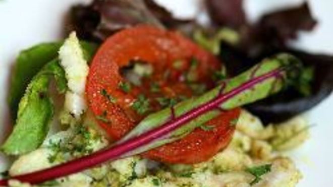 Рецепт жареной трески с соусом песто и помидорами