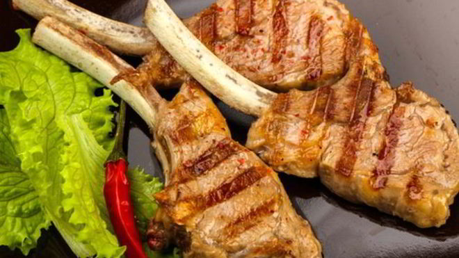 Рецепт бараньего шашлыка в маринаде с ржаным хлебом и лимоном