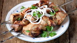 Рецепт Шашлыка из свинины в маринаде из кефира и зелени