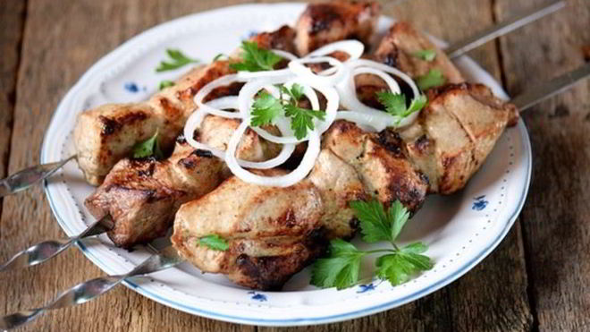 Рецепт шашлыка из свинины в маринаде из кефира и зелени