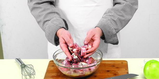 Рецепт шашлыка из свиной лопатки с яблоками