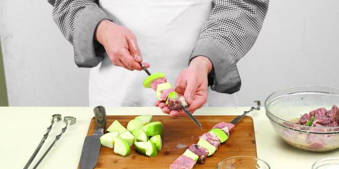 Рецепт шашлыка из свиной лопатки с яблоками