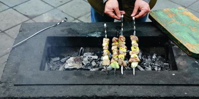 Рецепт шашлыка из свиной лопатки с яблоками