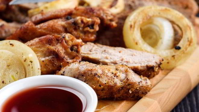 Рецепт шашлыка в маринаде из лука, помидоров и специй