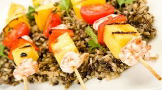 Рецепт Шашлыков из креветок и ананасов на гриле в соусе терияки с кунжутом