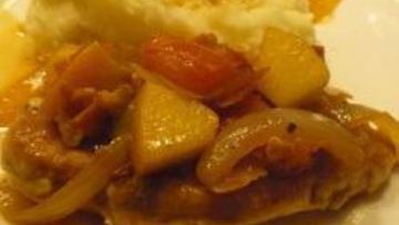 Рецепт Свиного шницеля с яблоками и помидорами