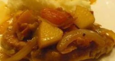 Рецепт Свиного шницеля с яблоками и помидорами