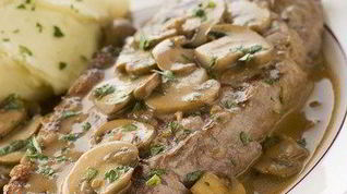Рецепт Говяжьего стейка со сливочно-грибным соусом