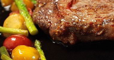 Рецепт Говяжьих стейков с жареными помидорами черри