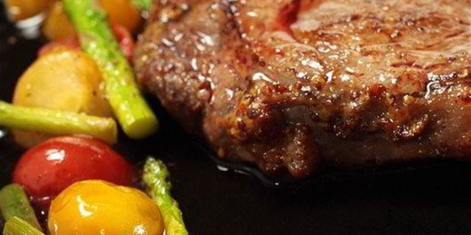 Рецепт Говяжьих стейков с жареными помидорами черри