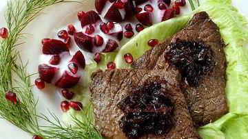 Рецепт Поджаренных стейков с луковым вареньем и свеклой