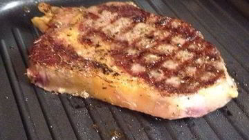 Рецепт Рибая-стейка с картофельным пюре и сливочно-грибным соусом из сморчков