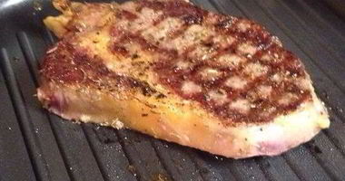 Рецепт Рибая-стейка с картофельным пюре и сливочно-грибным соусом из сморчков