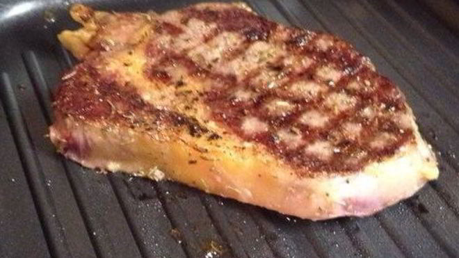 Рецепт рибая-стейка с картофельным пюре и сливочно-грибным соусом из сморчков