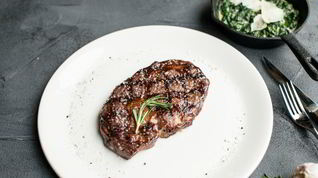 Рецепт Рибая стейк с припущеным сливочным шпинатом