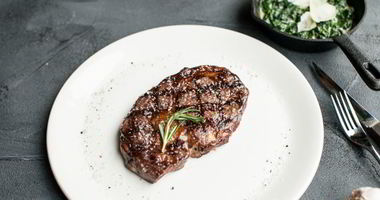 Рецепт Рибая стейк с припущеным сливочным шпинатом