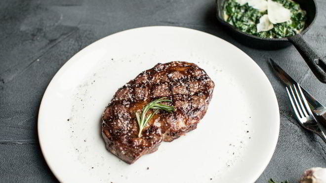 Рецепт рибая стейк с припущеным сливочным шпинатом