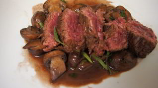 Рецепт Стейка из говядины с грибным соусом