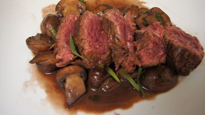 Рецепт стейка из говядины с грибным соусом