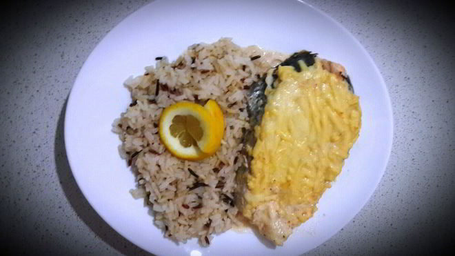 Рецепт стейка из семги под соево-сливочным соусом и сыром