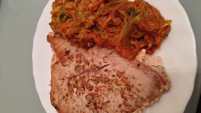 Рецепт стейка из тунца с черемшой