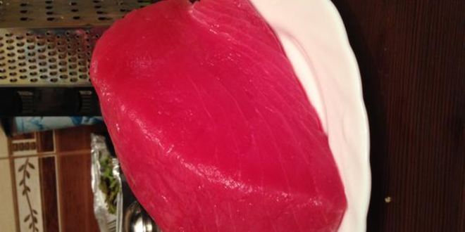 Рецепт стейка из тунца с черемшой