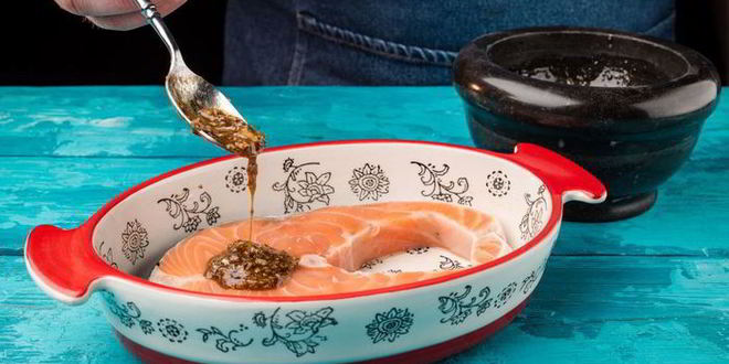 Рецепт стейка лосося, запеченный с помидорами черри