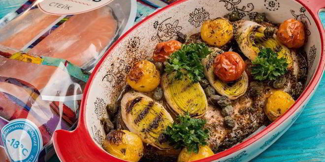 Рецепт стейка лосося, запеченный с помидорами черри
