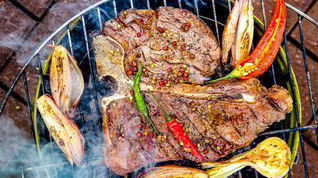 Рецепт Стейка портерхаус на углях, с перечным соусом